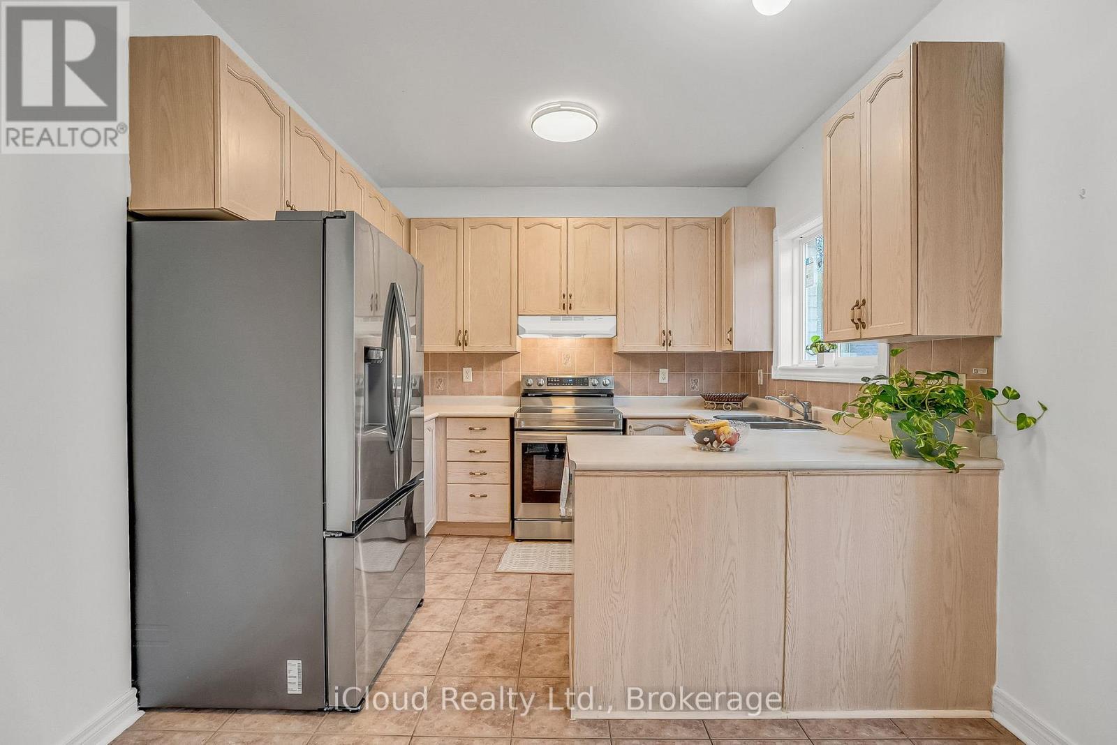 18 Daiseyfield Crescent, Vaughan, ON - Indoor Photo Showing Kitchen