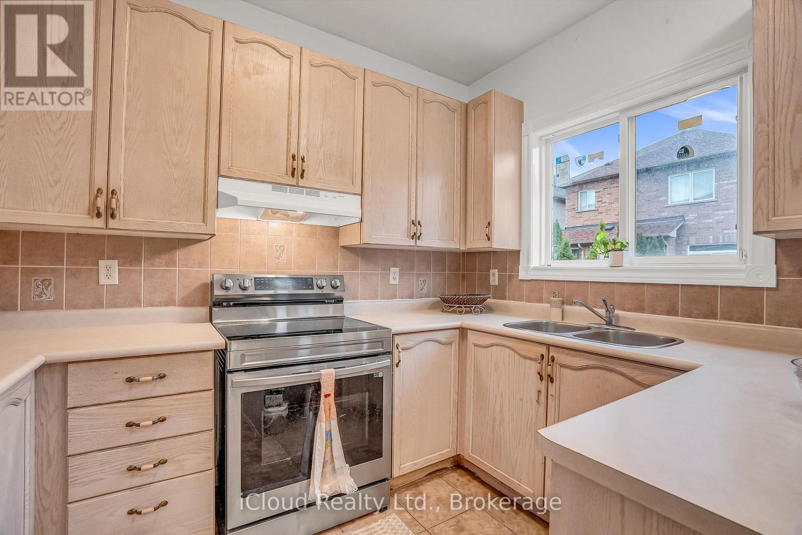 18 Daiseyfield Crescent, Vaughan, ON - Indoor Photo Showing Kitchen With Double Sink