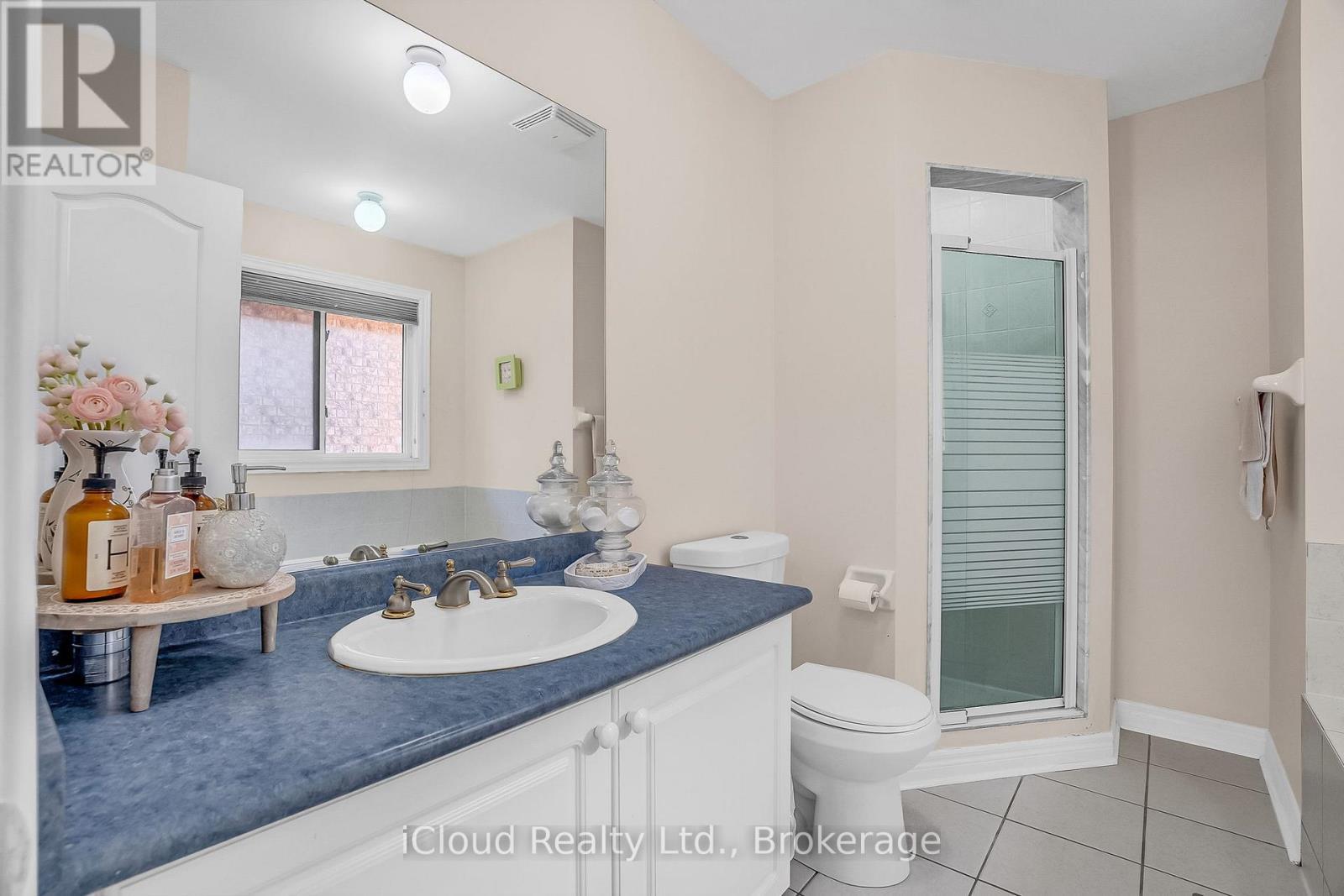 18 Daiseyfield Crescent, Vaughan, ON - Indoor Photo Showing Bathroom
