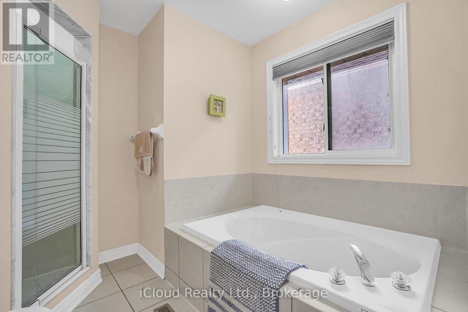 18 Daiseyfield Crescent, Vaughan, ON - Indoor Photo Showing Bathroom