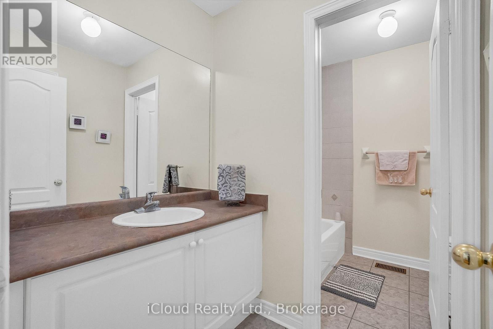 18 Daiseyfield Crescent, Vaughan, ON - Indoor Photo Showing Bathroom