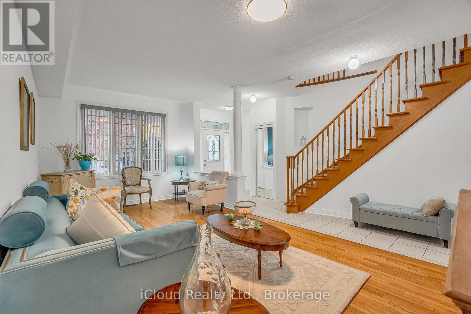 18 Daiseyfield Crescent, Vaughan, ON - Indoor Photo Showing Living Room