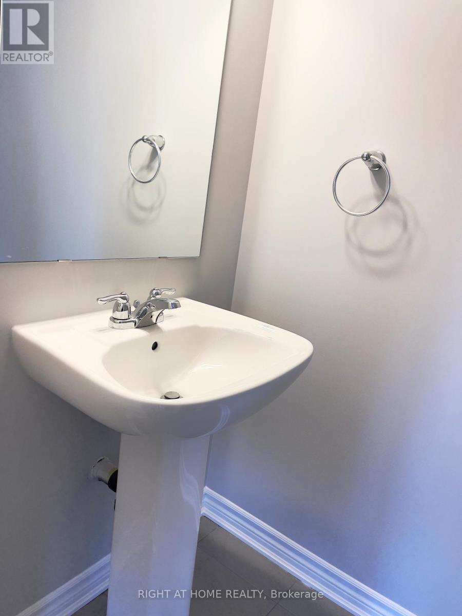 712 Lapland Private, Ottawa, ON - Indoor Photo Showing Bathroom