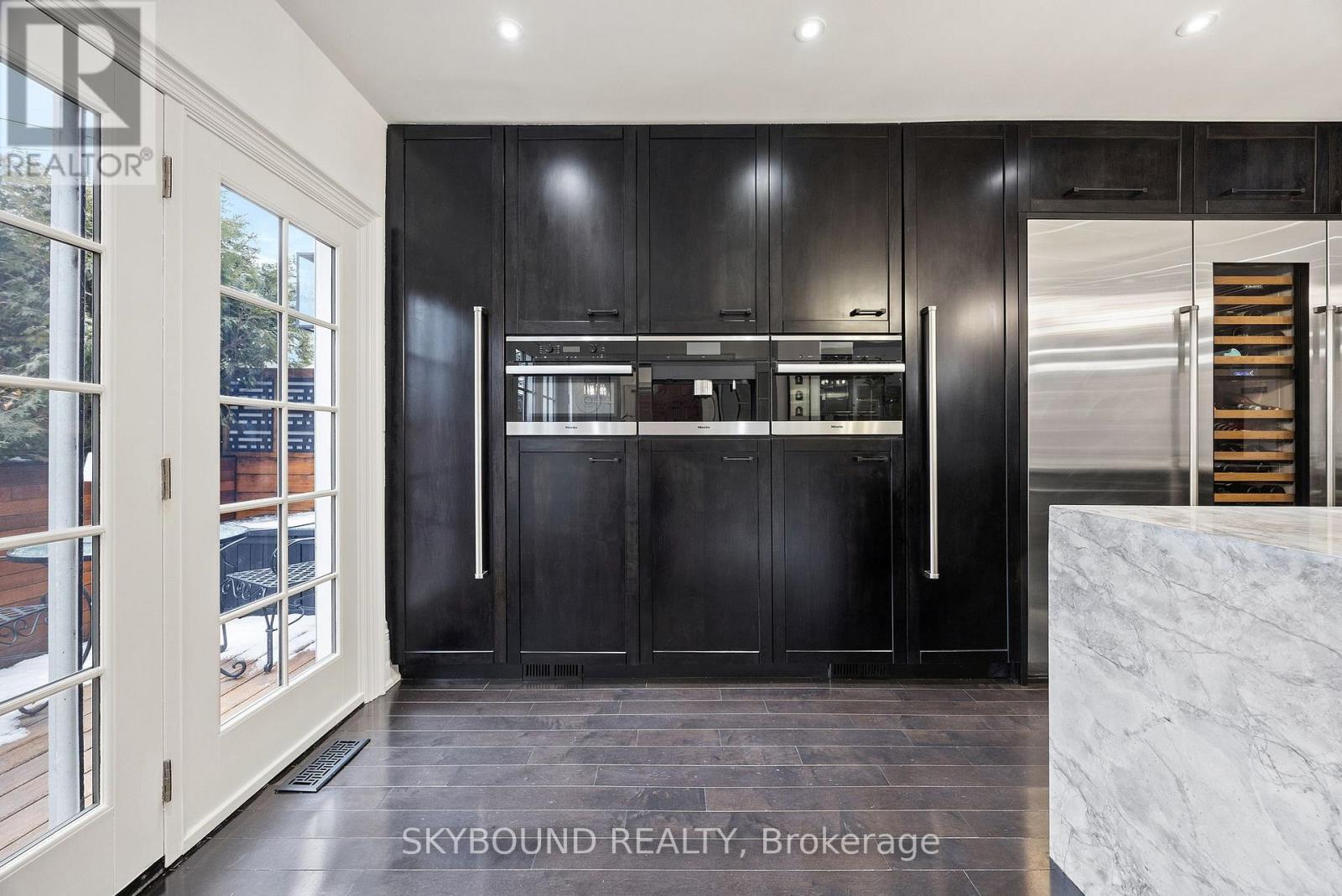 20 Fairview Boulevard, Toronto, ON - Indoor