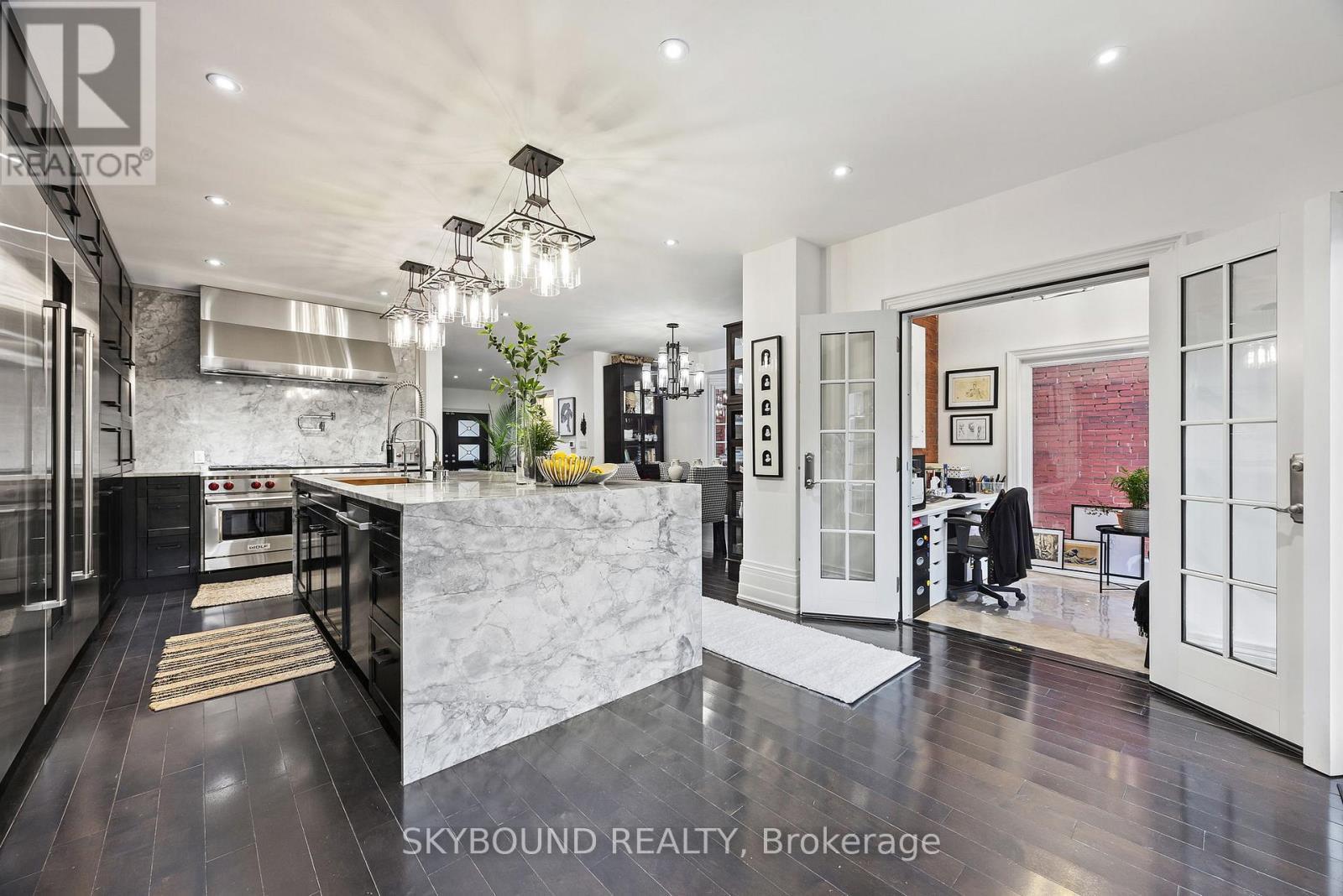 20 Fairview Boulevard, Toronto, ON - Indoor Photo Showing Kitchen With Upgraded Kitchen