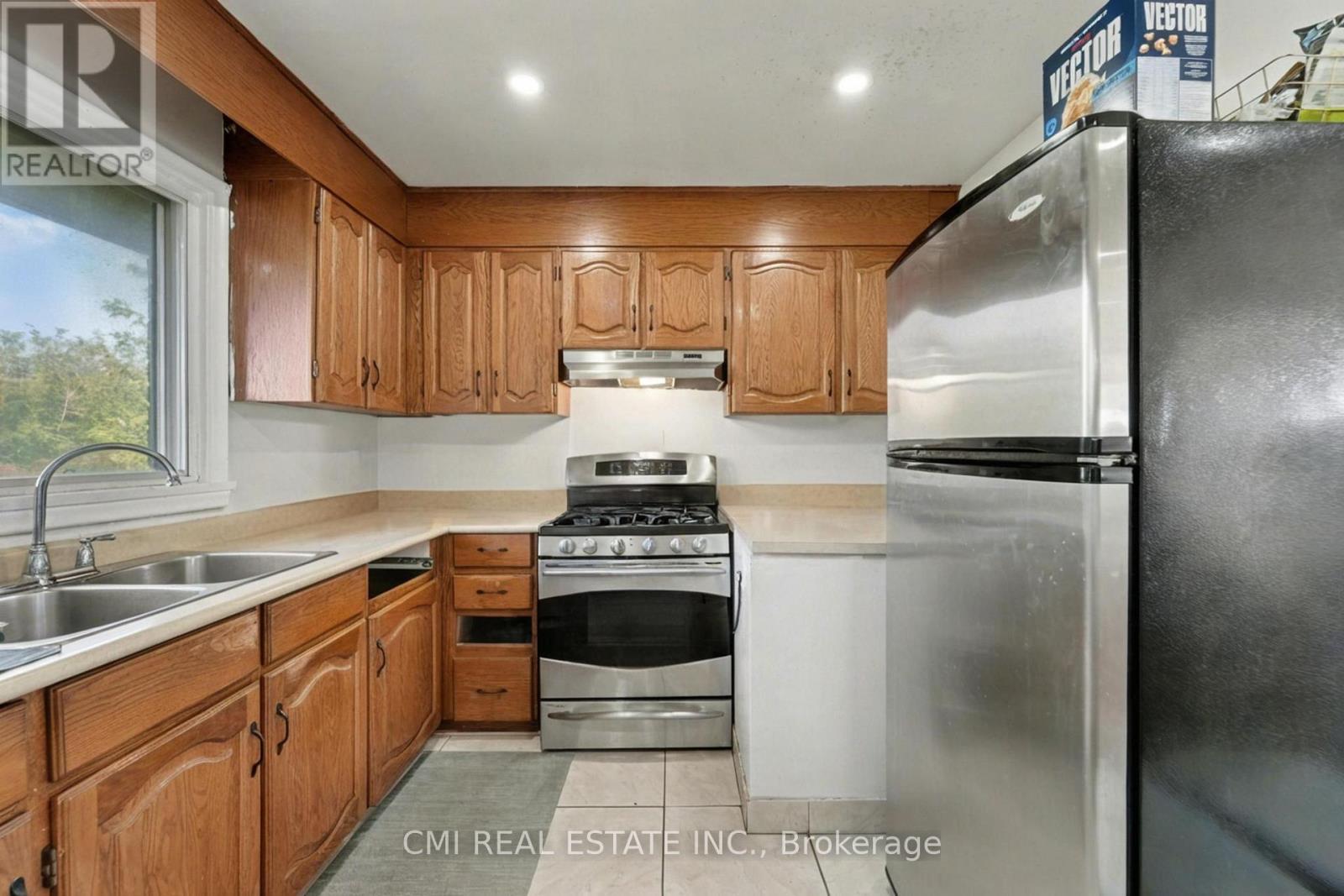 2610 Islington Avenue, Toronto, ON - Indoor Photo Showing Kitchen With Double Sink