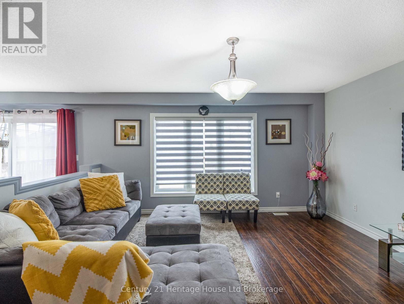 702 Frontenac Crescent, Woodstock (Woodstock - South), ON - Indoor Photo Showing Living Room