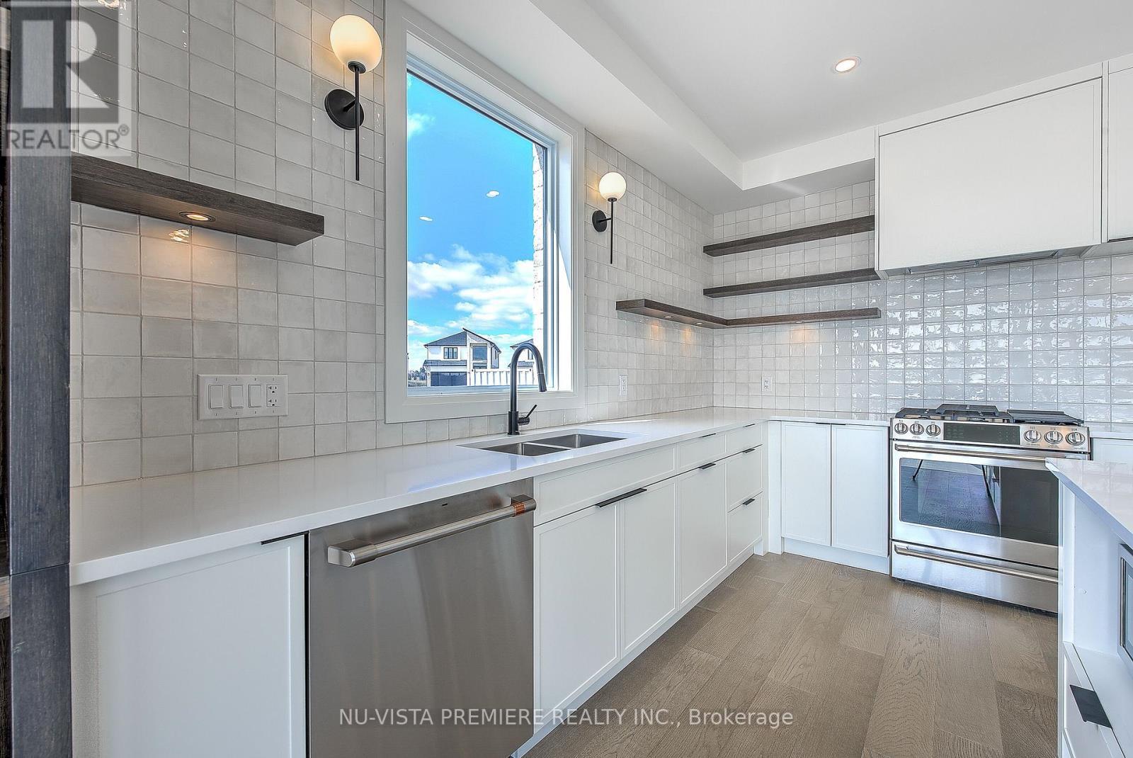 6517 Heathwoods Avenue, London South (South V), ON - Indoor Photo Showing Kitchen With Double Sink With Upgraded Kitchen