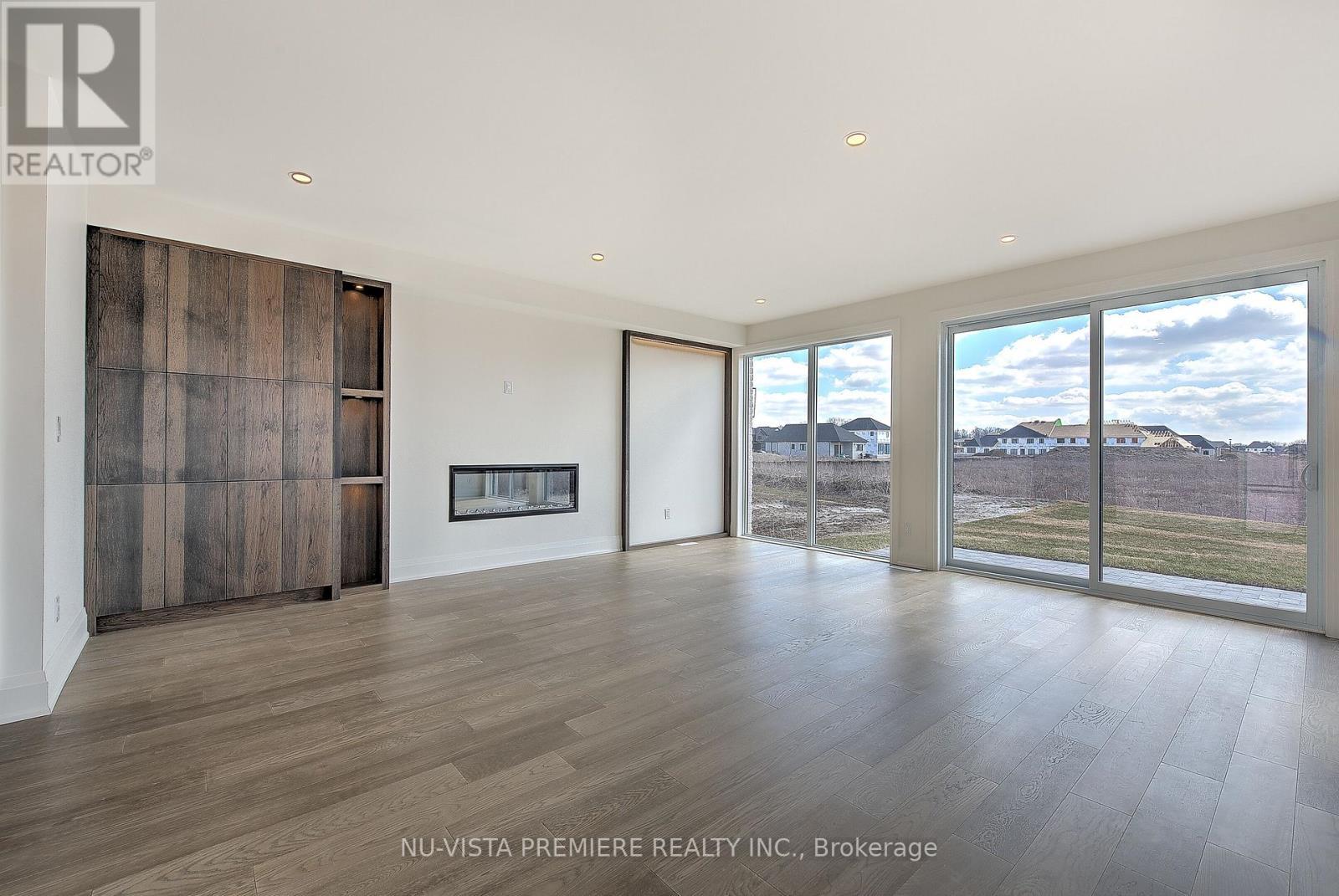 6517 Heathwoods Avenue, London South (South V), ON - Indoor Photo Showing Living Room With Fireplace