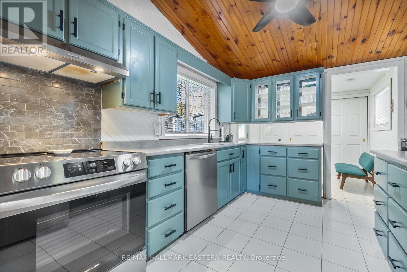 14 Franklin Street, Curve Lake First Nation 35 (Curve Lake First Nation), ON - Indoor Photo Showing Kitchen With Upgraded Kitchen