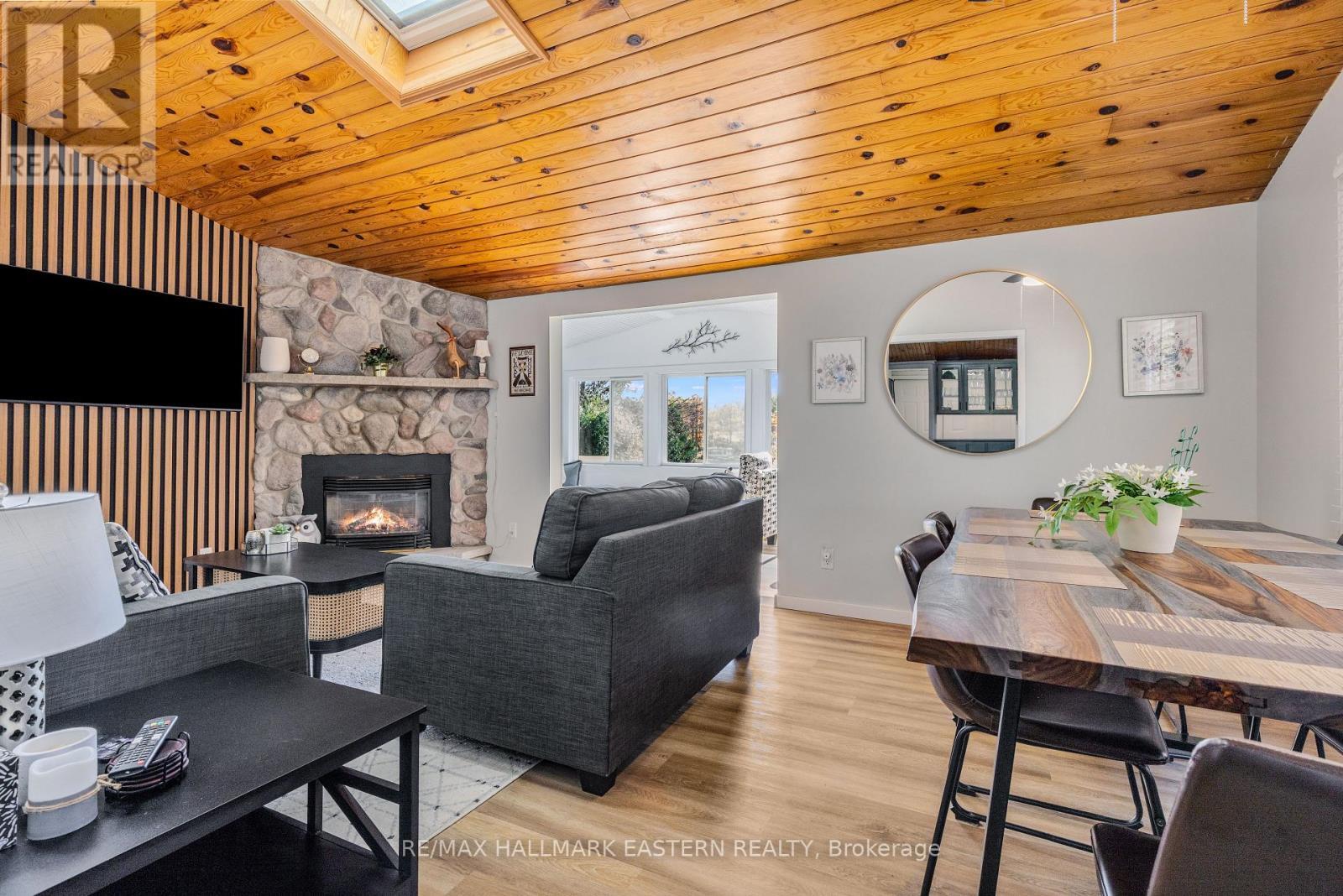 14 Franklin Street, Curve Lake First Nation 35 (Curve Lake First Nation), ON - Indoor With Fireplace