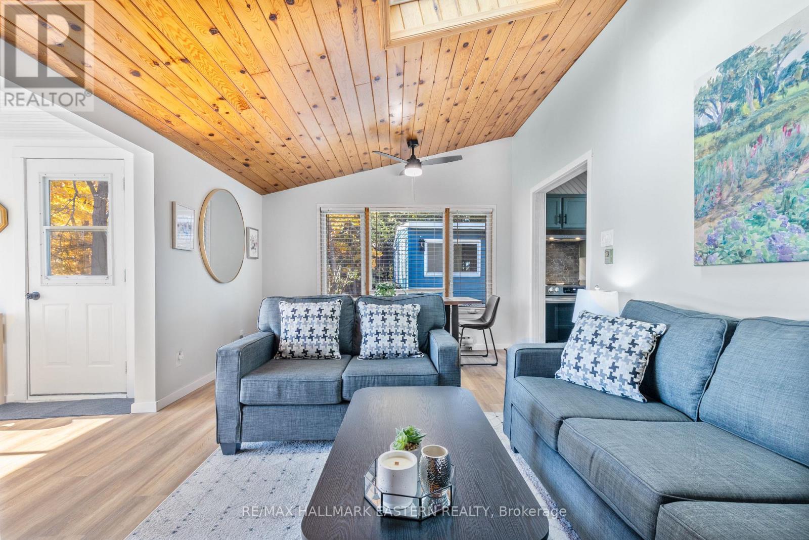 14 Franklin Street, Curve Lake First Nation 35 (Curve Lake First Nation), ON - Indoor Photo Showing Living Room