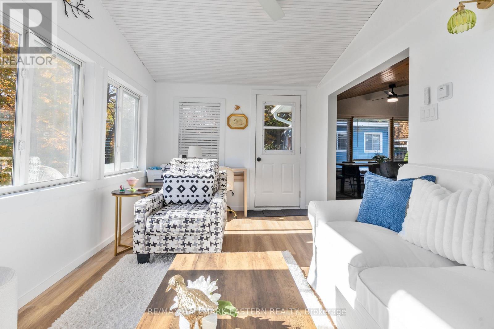 14 Franklin Street, Curve Lake First Nation 35 (Curve Lake First Nation), ON - Indoor Photo Showing Living Room