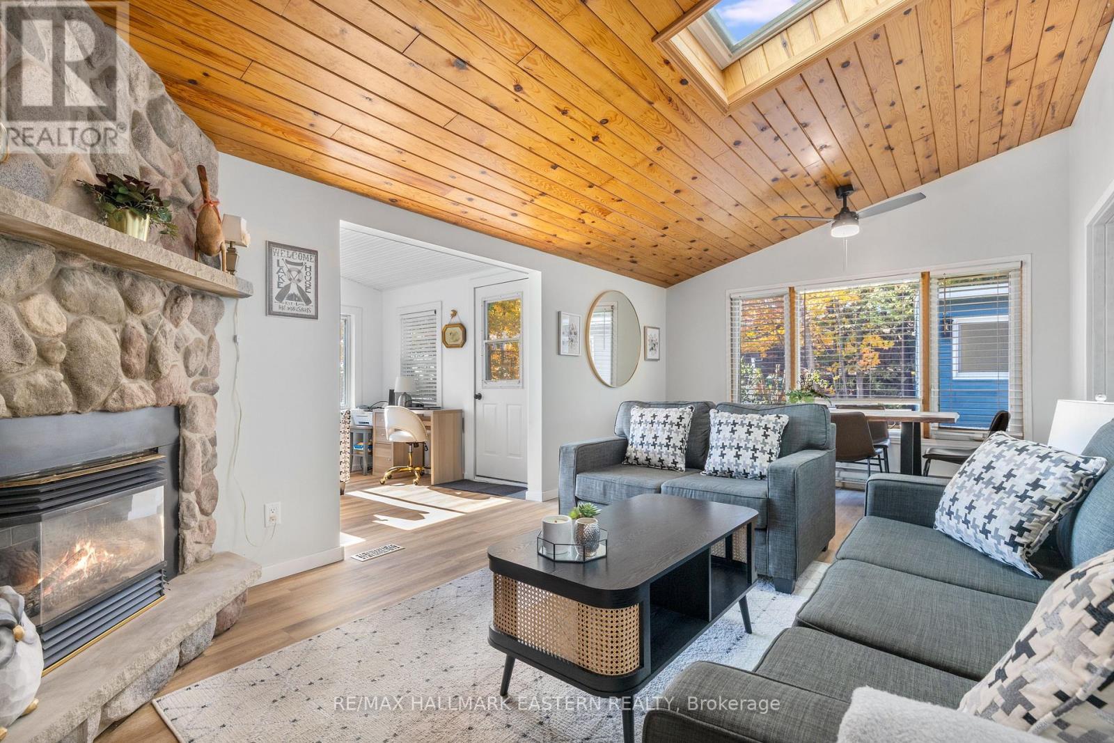 14 Franklin Street, Curve Lake First Nation 35 (Curve Lake First Nation), ON - Indoor Photo Showing Living Room With Fireplace