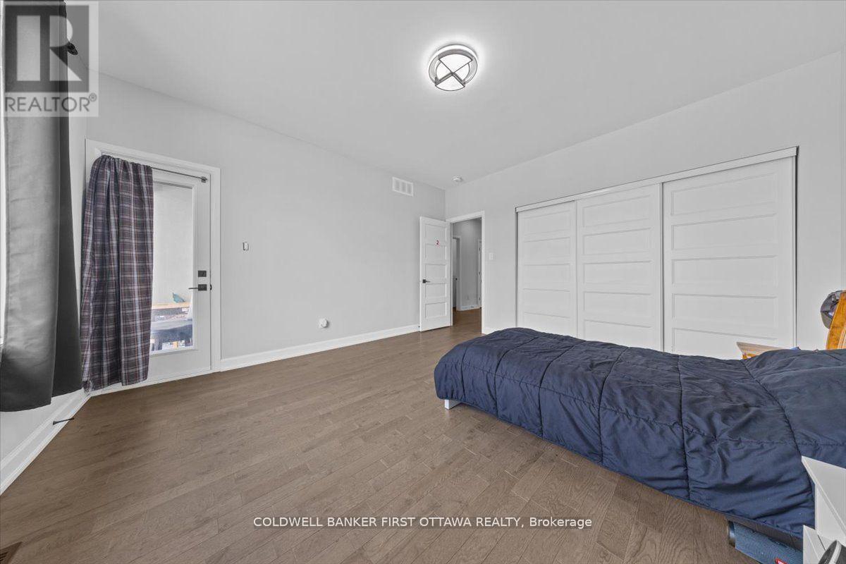 562 Queen Mary Street, Ottawa, ON - Indoor Photo Showing Bedroom