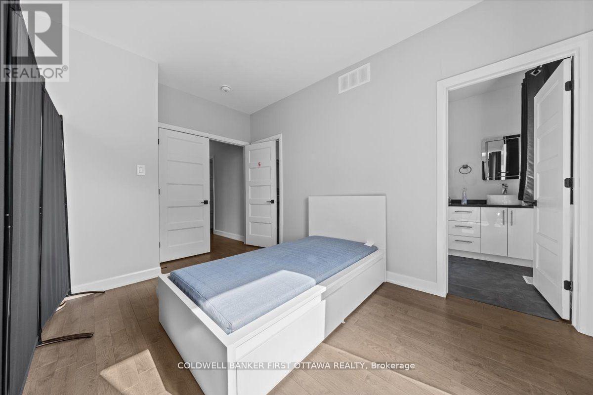 562 Queen Mary Street, Ottawa, ON - Indoor Photo Showing Bedroom