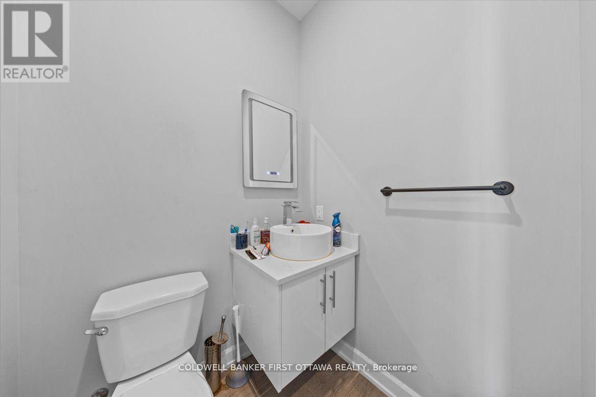 562 Queen Mary Street, Ottawa, ON - Indoor Photo Showing Bathroom