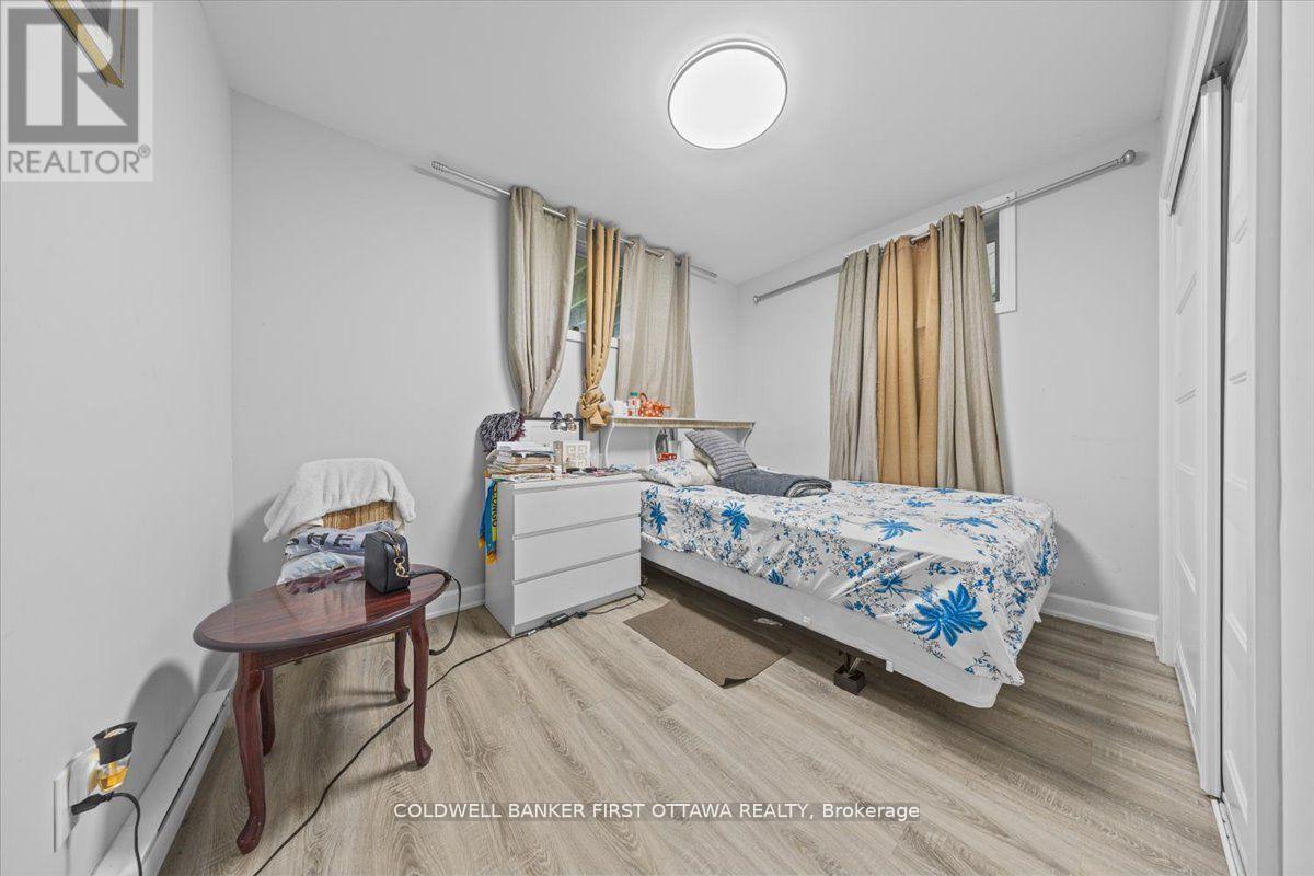 562 Queen Mary Street, Ottawa, ON - Indoor Photo Showing Bedroom