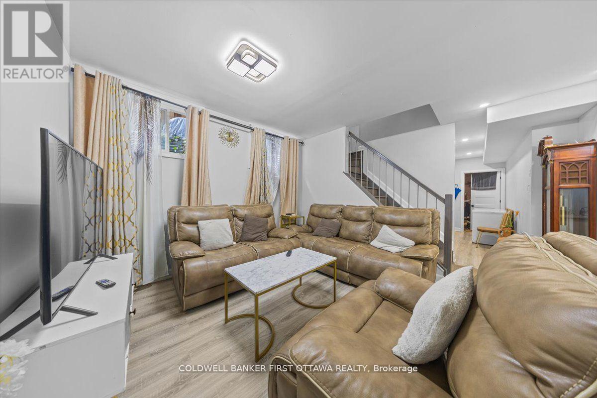 562 Queen Mary Street, Ottawa, ON - Indoor Photo Showing Living Room
