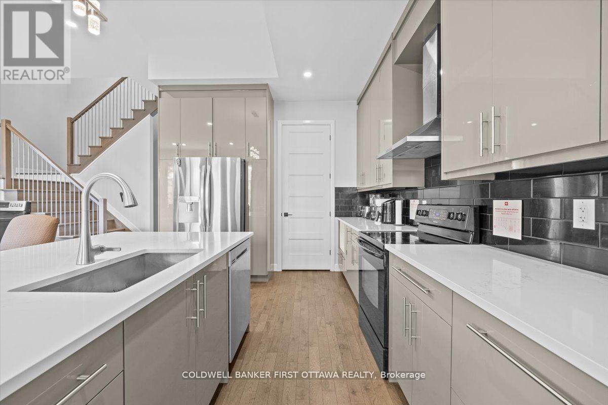 562 Queen Mary Street, Ottawa, ON - Indoor Photo Showing Kitchen With Upgraded Kitchen