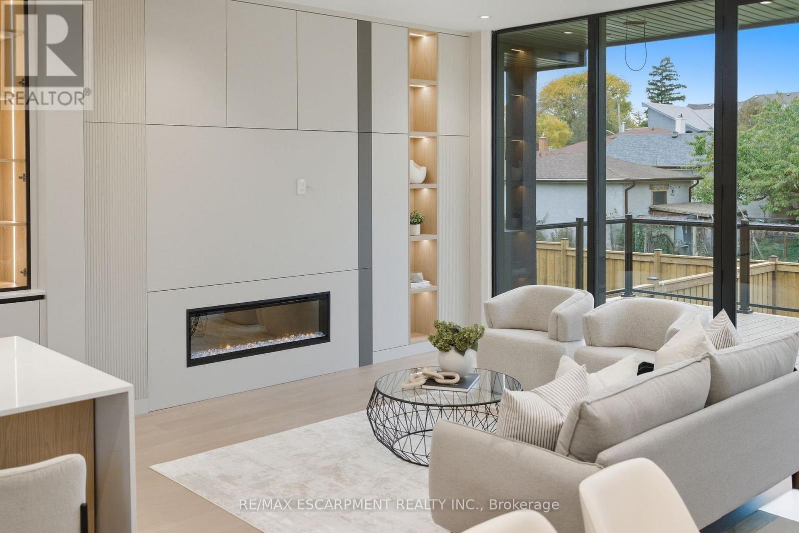 957 Halliday Avenue, Mississauga, ON - Indoor Photo Showing Living Room With Fireplace