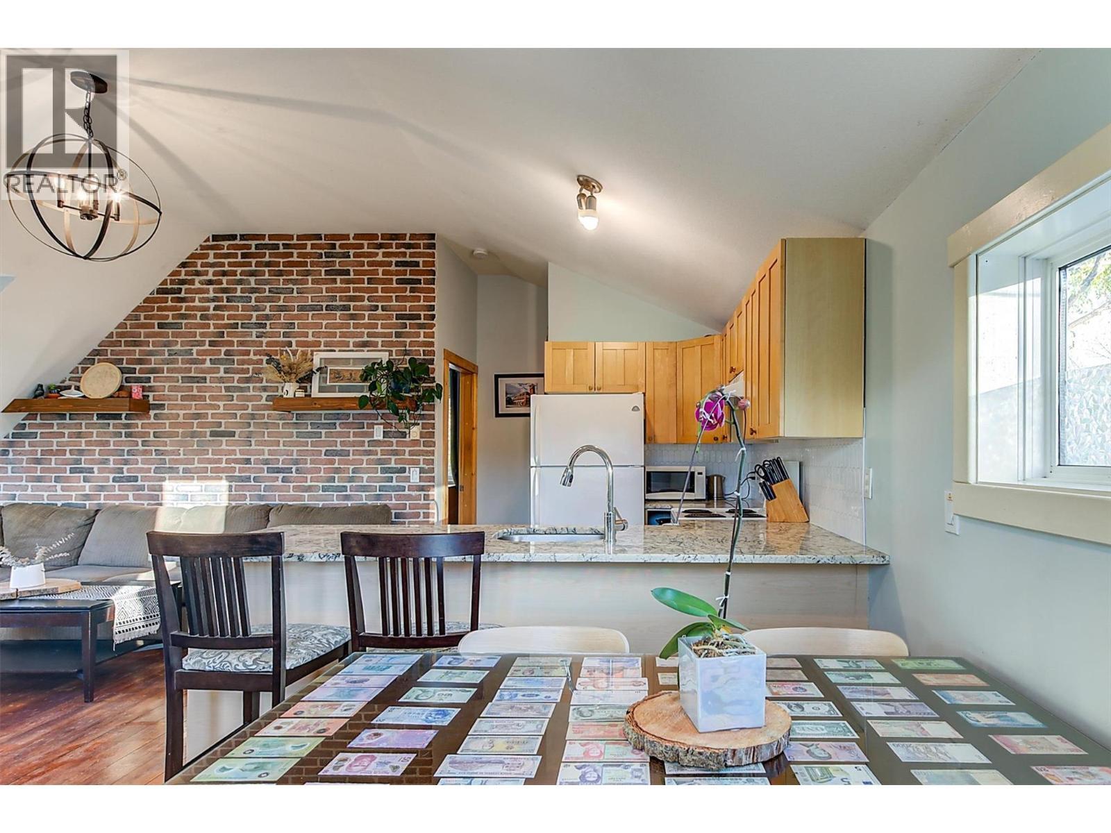 558-560 Cambridge Avenue, Kelowna, BC - Indoor