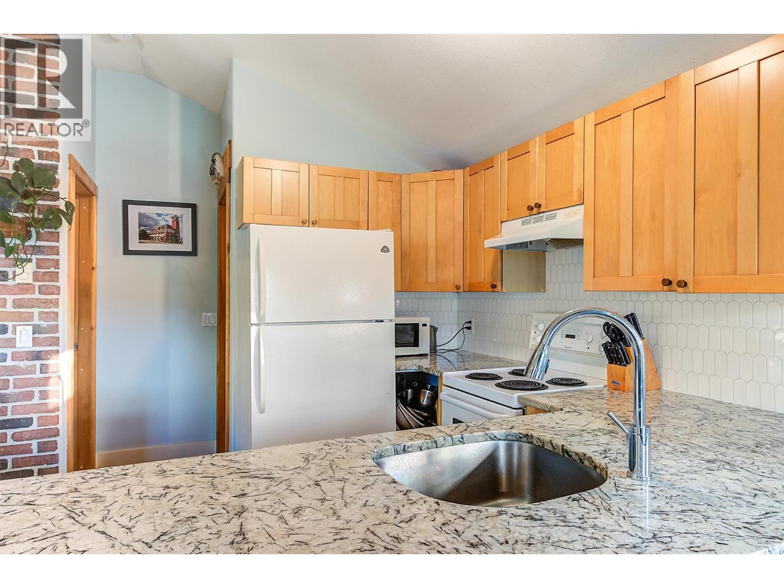 558-560 Cambridge Avenue, Kelowna, BC - Indoor Photo Showing Kitchen