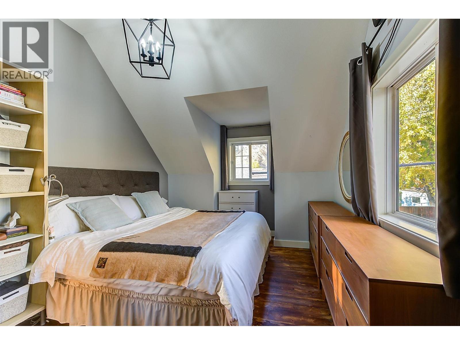 558-560 Cambridge Avenue, Kelowna, BC - Indoor Photo Showing Bedroom