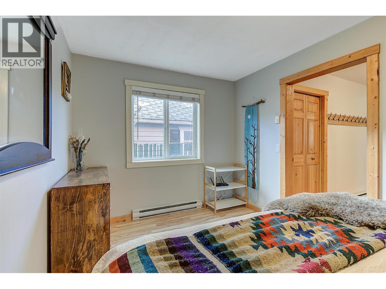 558-560 Cambridge Avenue, Kelowna, BC - Indoor Photo Showing Bedroom