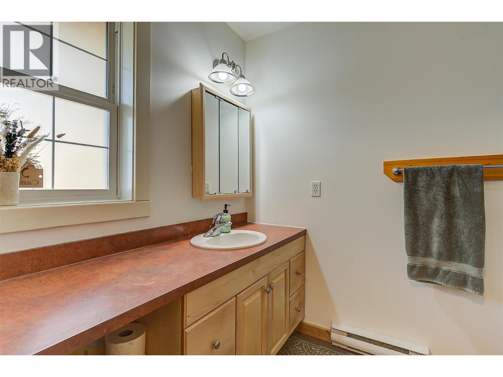 558-560 Cambridge Avenue, Kelowna, BC - Indoor Photo Showing Bathroom