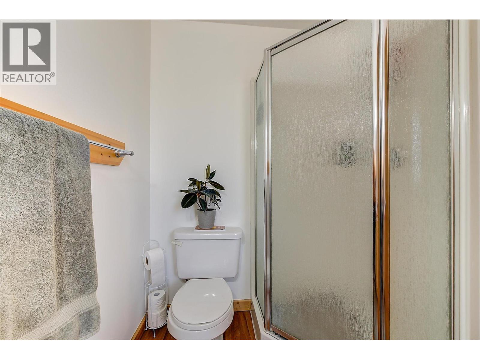 558-560 Cambridge Avenue, Kelowna, BC - Indoor Photo Showing Bathroom