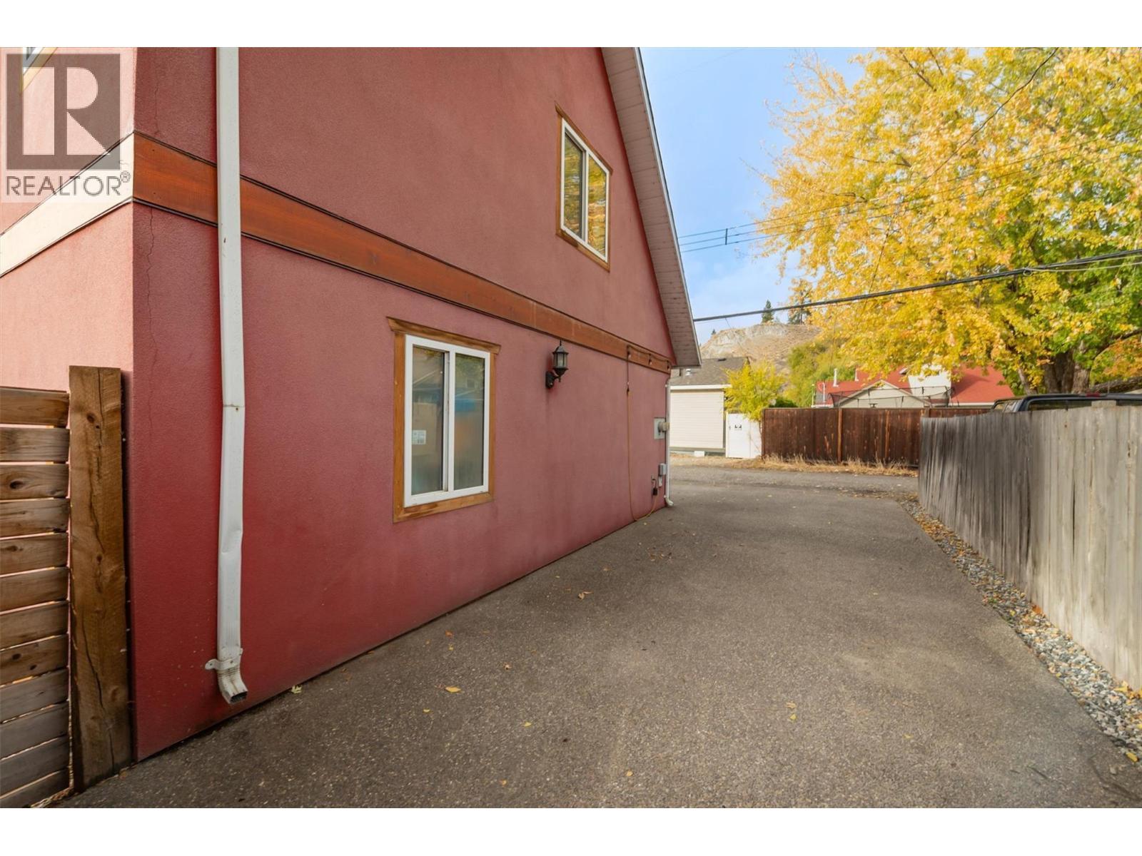 558-560 Cambridge Avenue, Kelowna, BC - Outdoor With Exterior