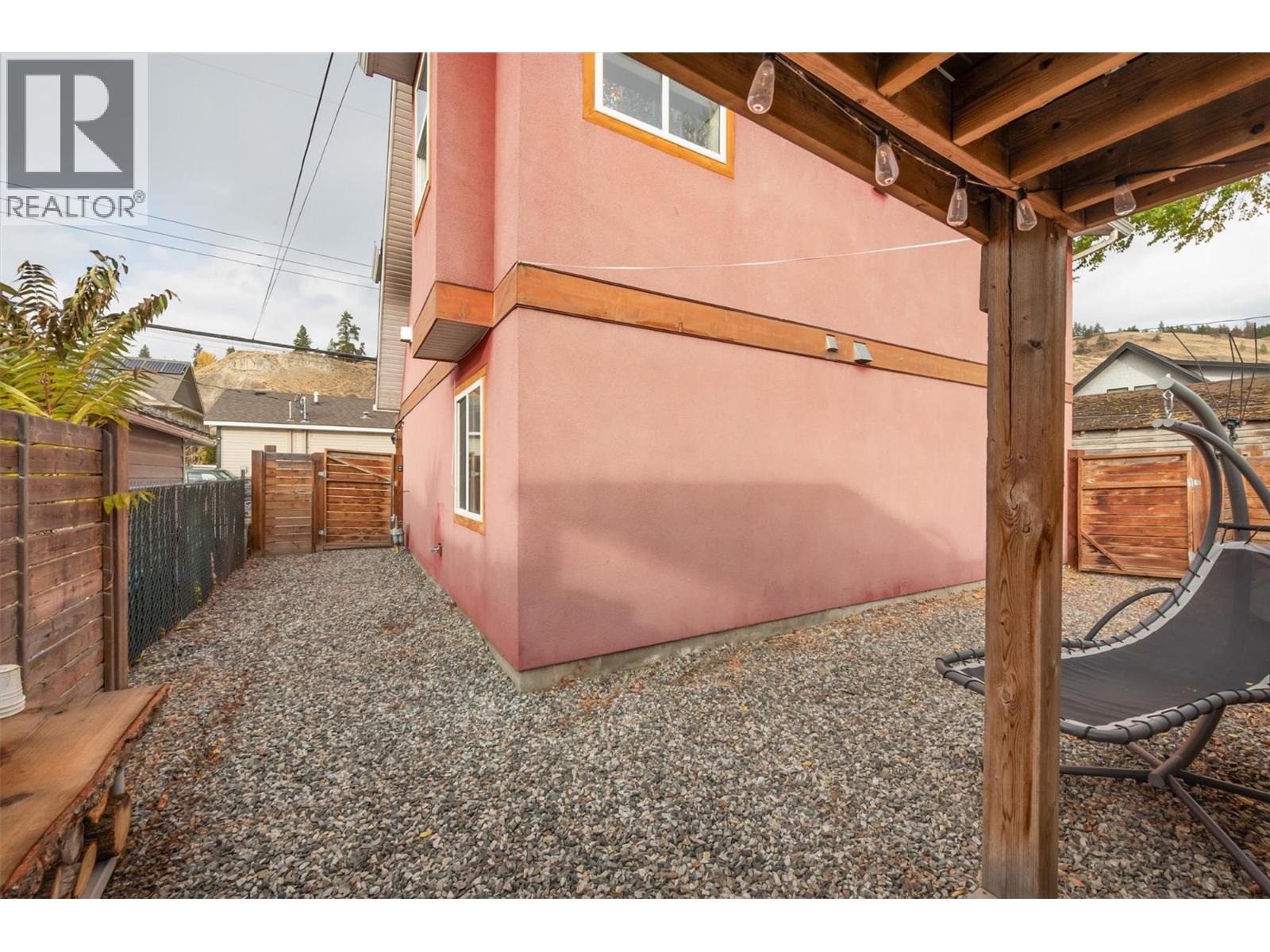 558-560 Cambridge Avenue, Kelowna, BC -