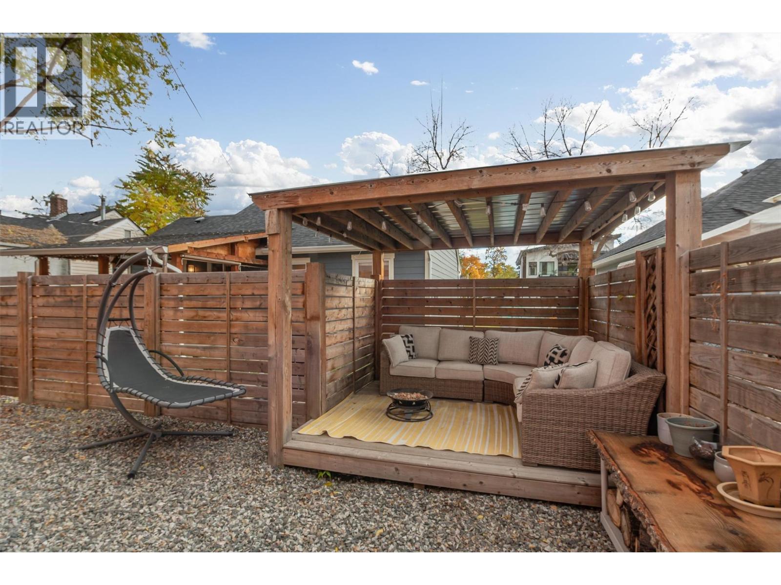 558-560 Cambridge Avenue, Kelowna, BC - Outdoor