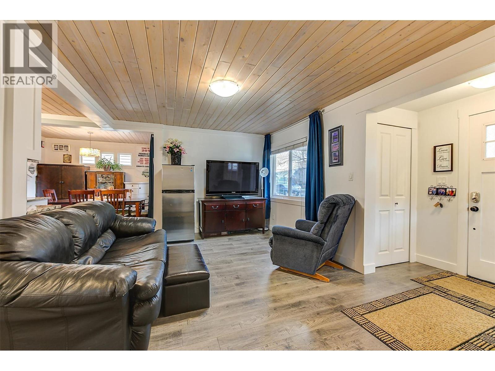 558-560 Cambridge Avenue, Kelowna, BC - Indoor Photo Showing Living Room