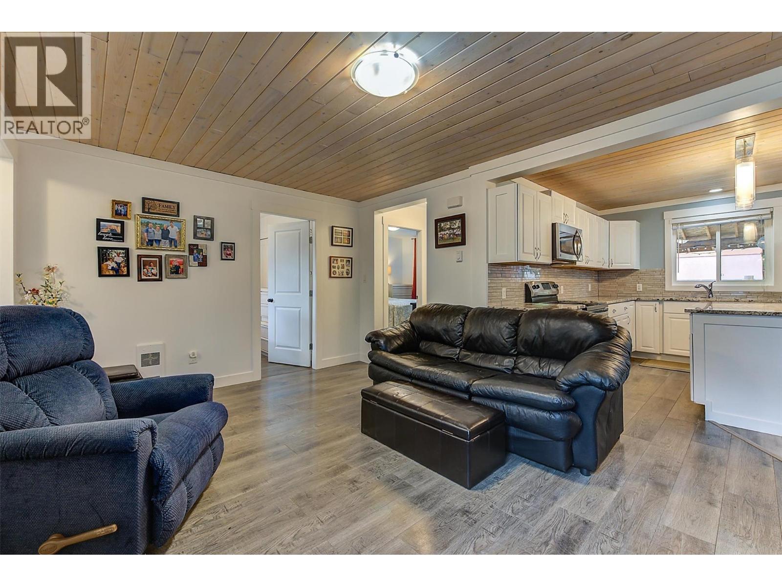 558-560 Cambridge Avenue, Kelowna, BC - Indoor Photo Showing Living Room