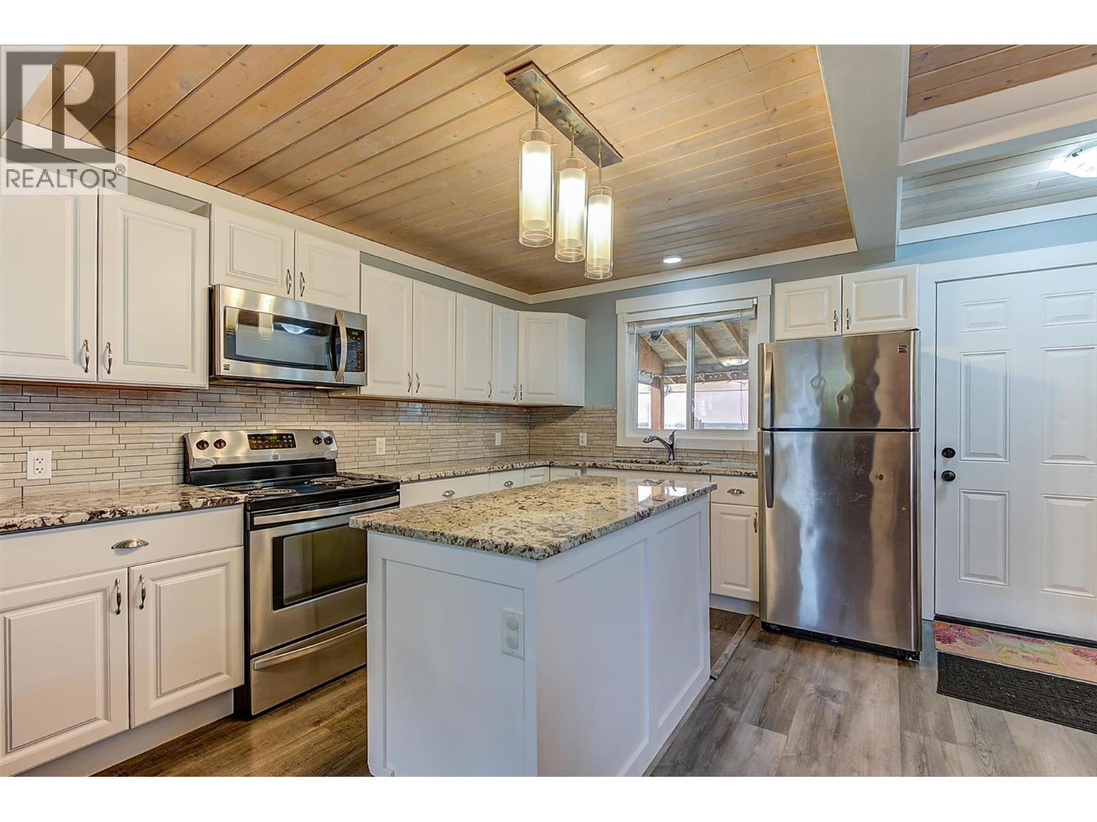 558-560 Cambridge Avenue, Kelowna, BC - Indoor Photo Showing Kitchen With Upgraded Kitchen
