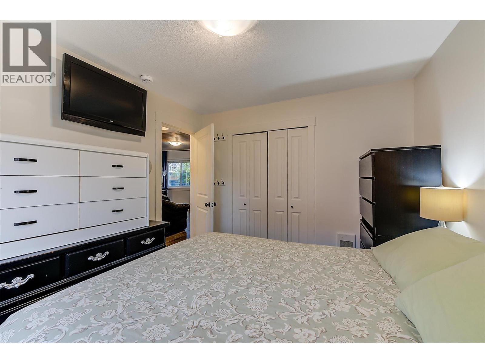 558-560 Cambridge Avenue, Kelowna, BC - Indoor Photo Showing Bedroom
