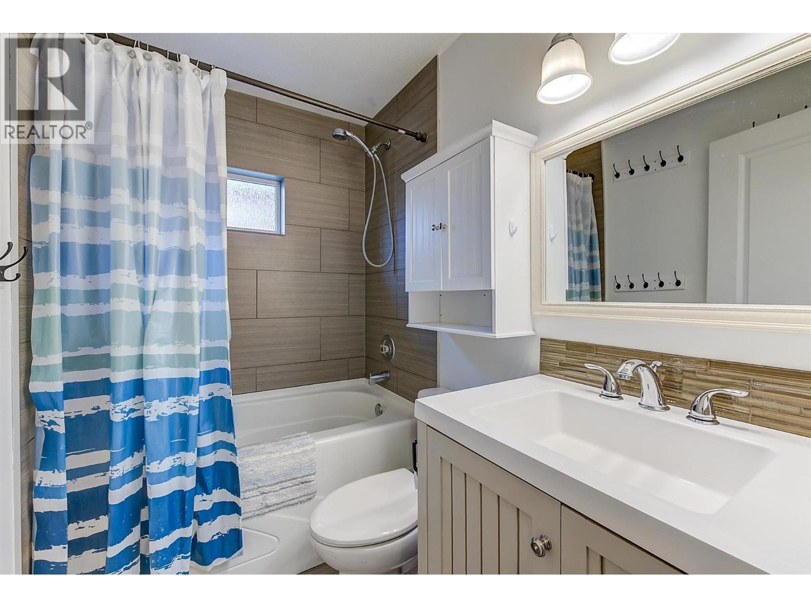 558-560 Cambridge Avenue, Kelowna, BC - Indoor Photo Showing Bathroom