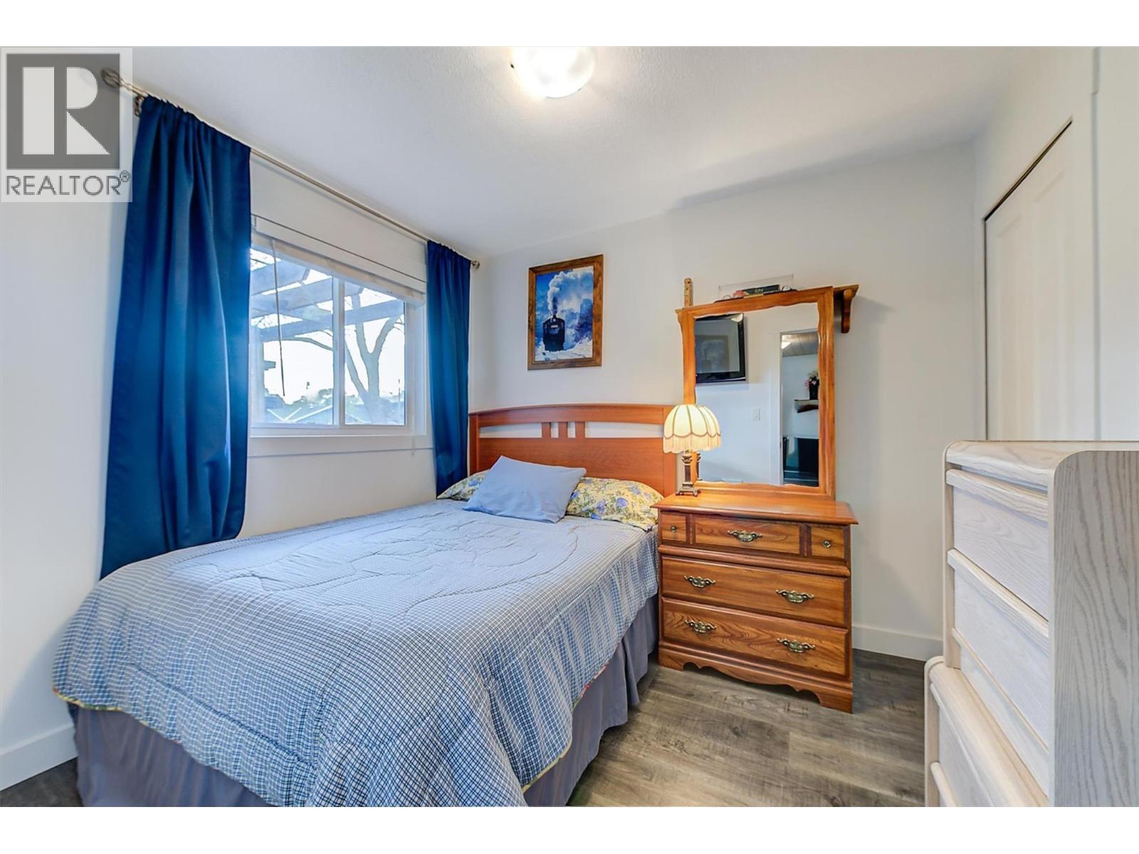 558-560 Cambridge Avenue, Kelowna, BC - Indoor Photo Showing Bedroom