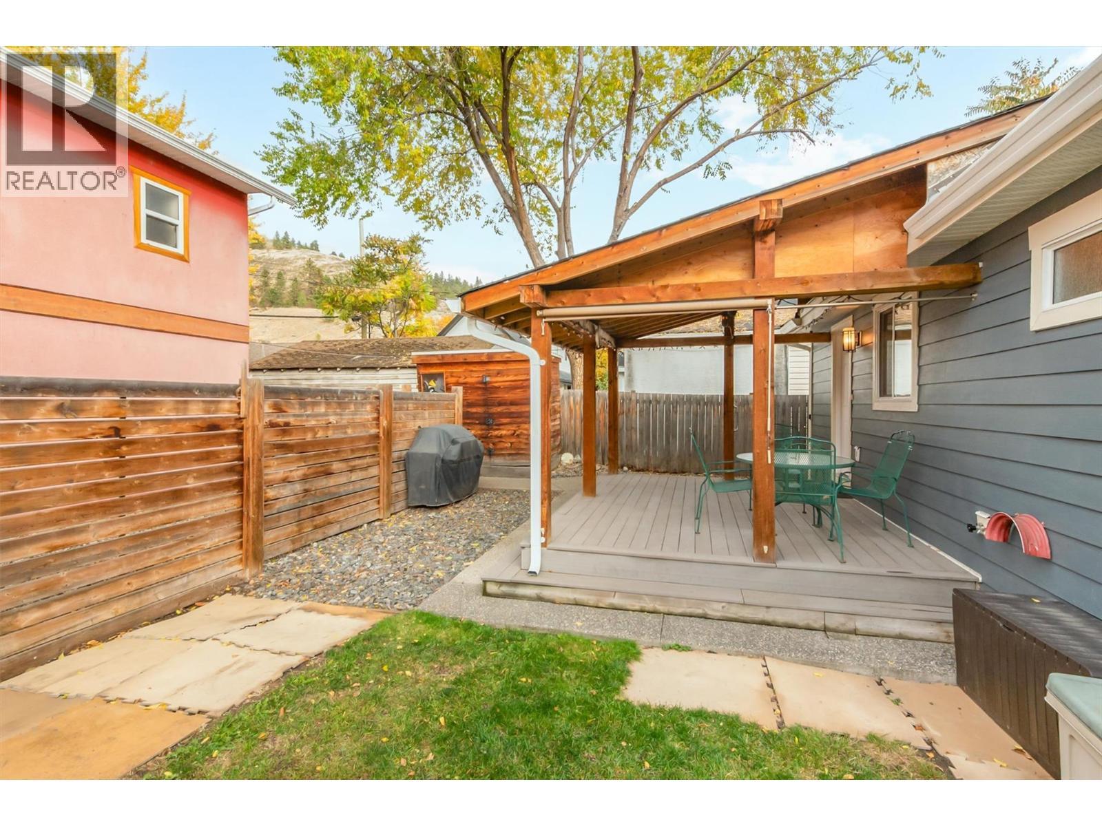 558-560 Cambridge Avenue, Kelowna, BC - Outdoor With Exterior