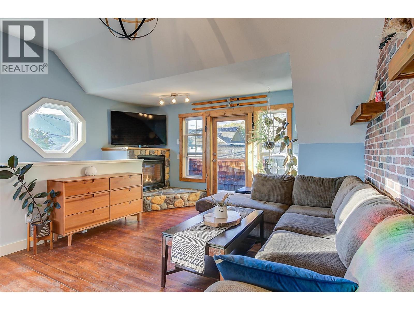 558-560 Cambridge Avenue, Kelowna, BC - Indoor Photo Showing Living Room