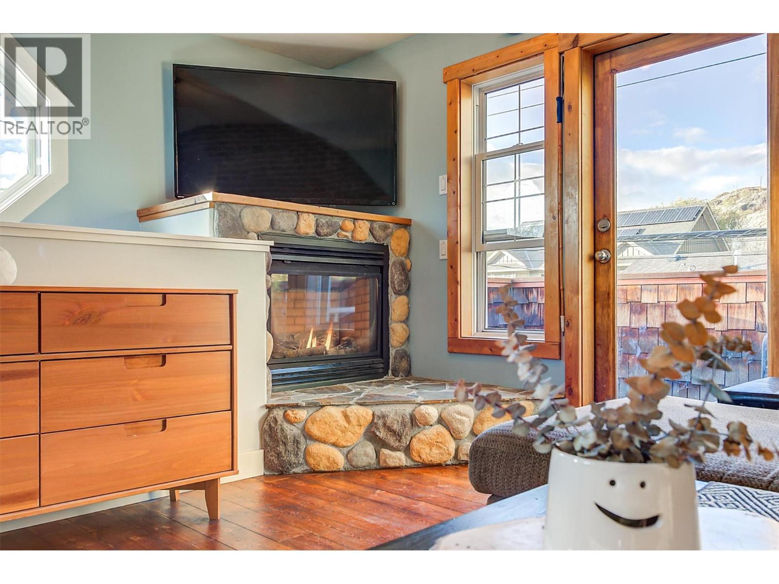 558-560 Cambridge Avenue, Kelowna, BC - Indoor Photo Showing Living Room With Fireplace