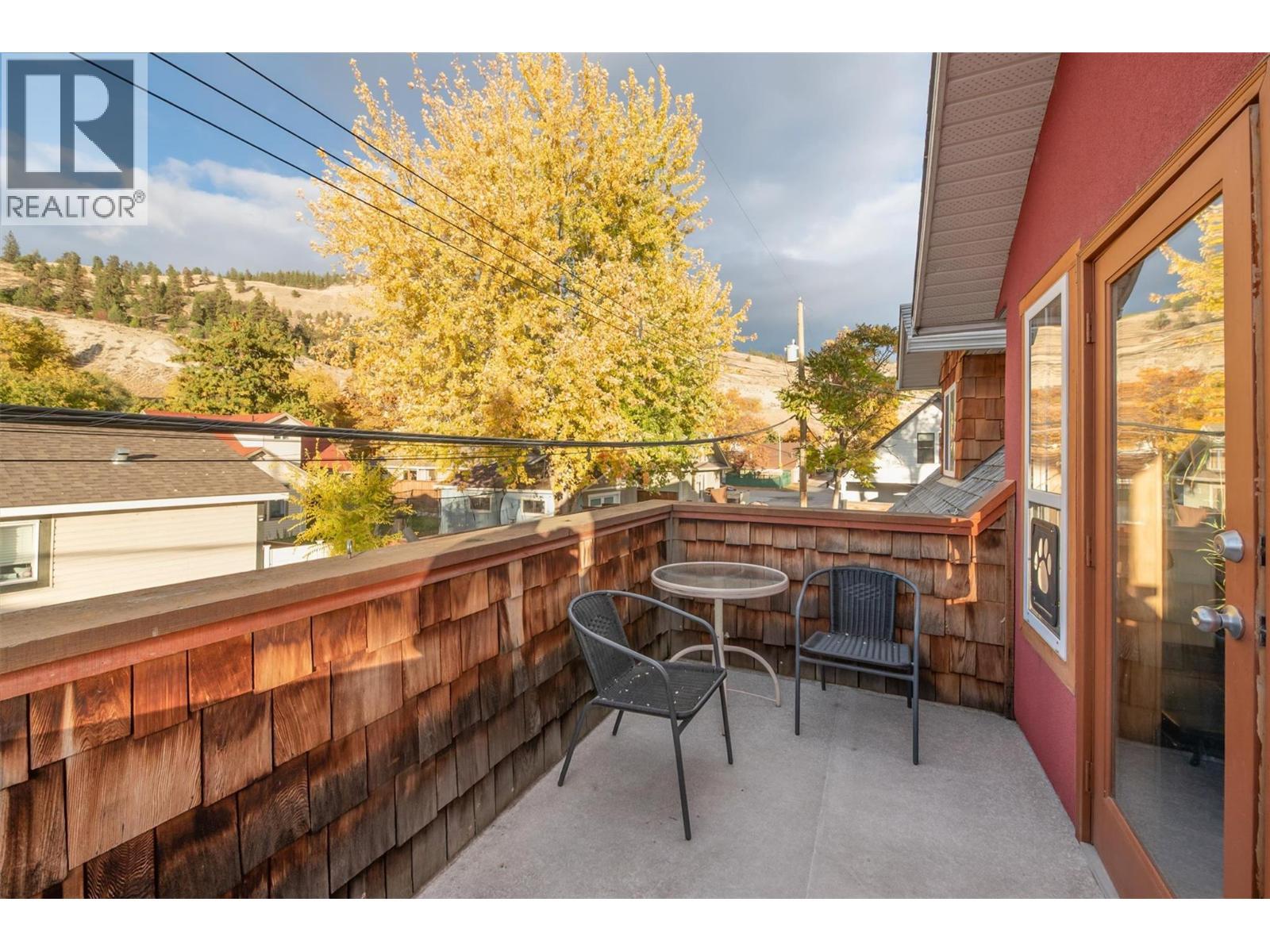 558-560 Cambridge Avenue, Kelowna, BC - Outdoor With Exterior
