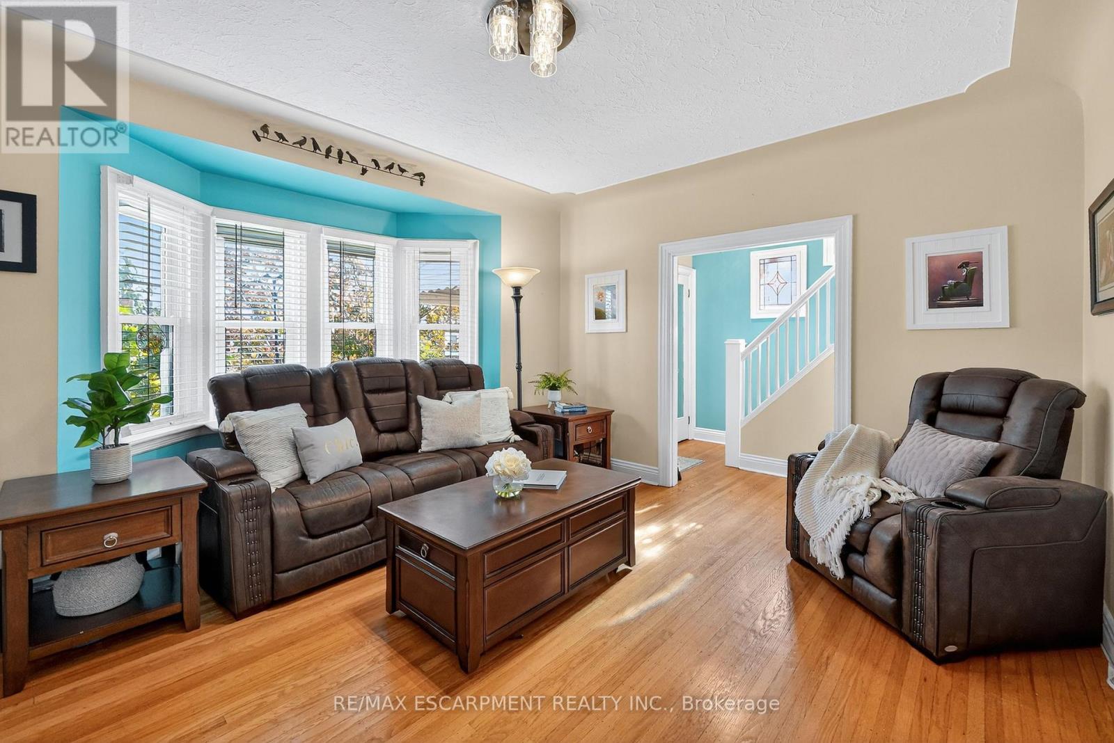 46 Weir Street S, Hamilton, ON - Indoor Photo Showing Living Room
