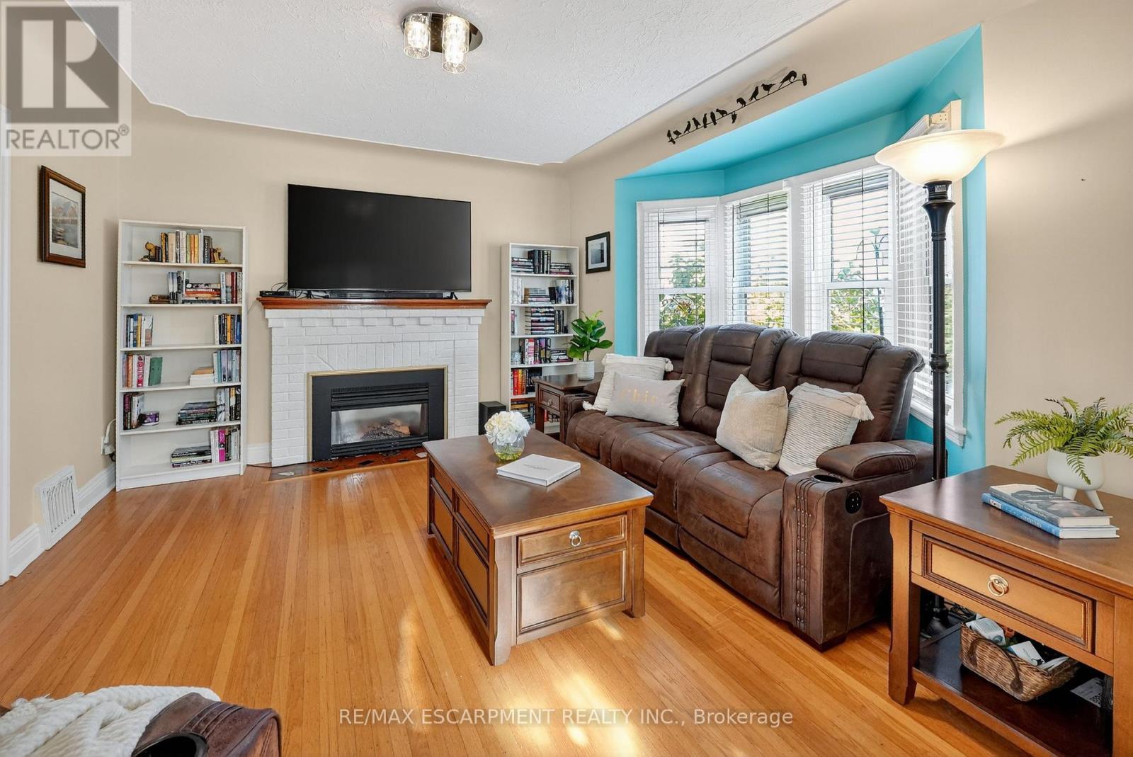 46 Weir Street S, Hamilton, ON - Indoor Photo Showing Living Room With Fireplace