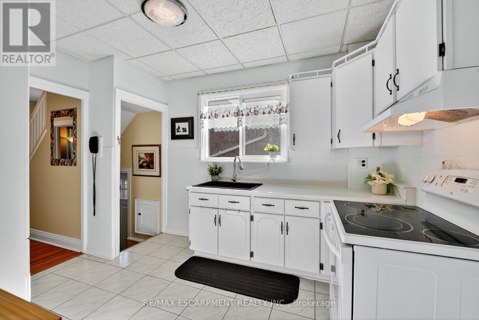 46 Weir Street S, Hamilton, ON - Indoor Photo Showing Kitchen
