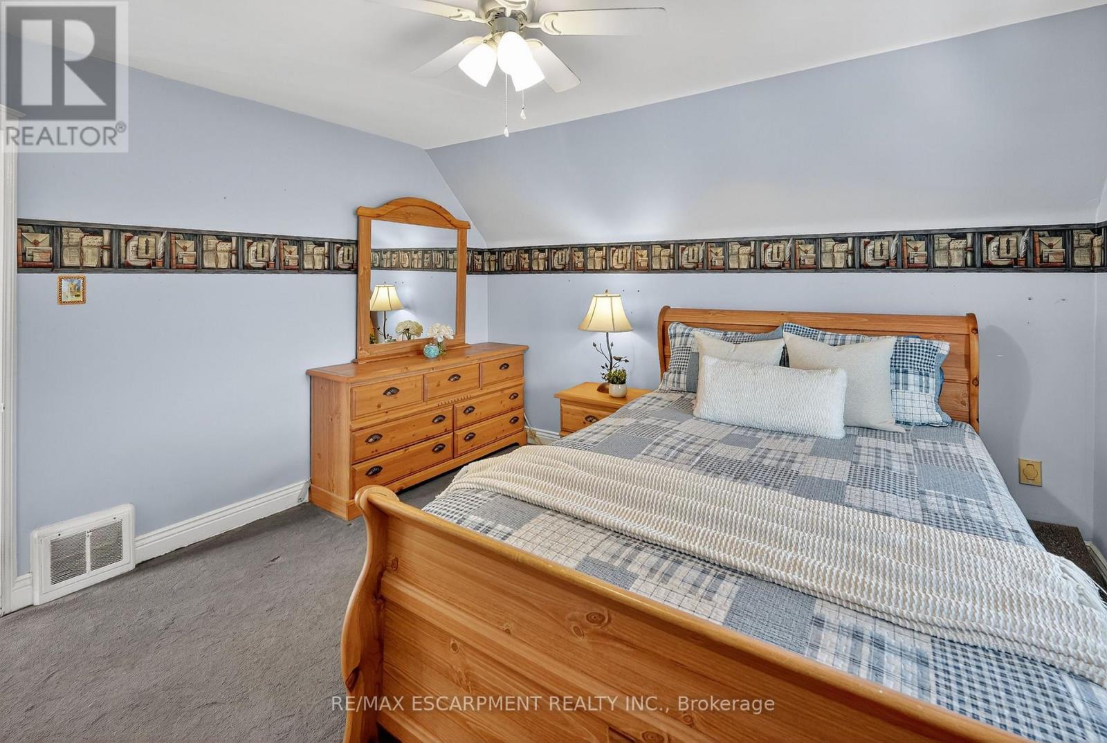 46 Weir Street S, Hamilton, ON - Indoor Photo Showing Bedroom