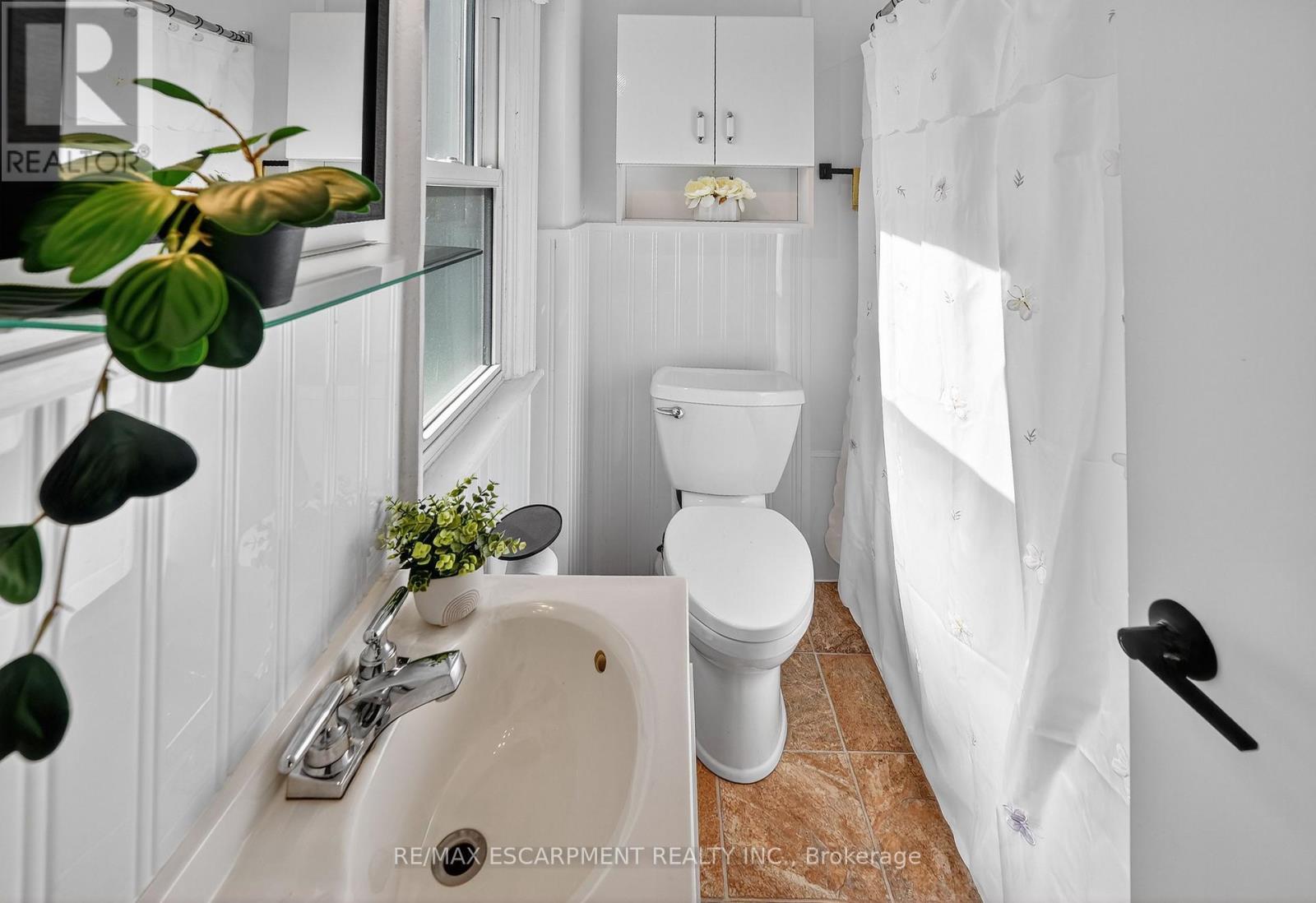 46 Weir Street S, Hamilton, ON - Indoor Photo Showing Bathroom