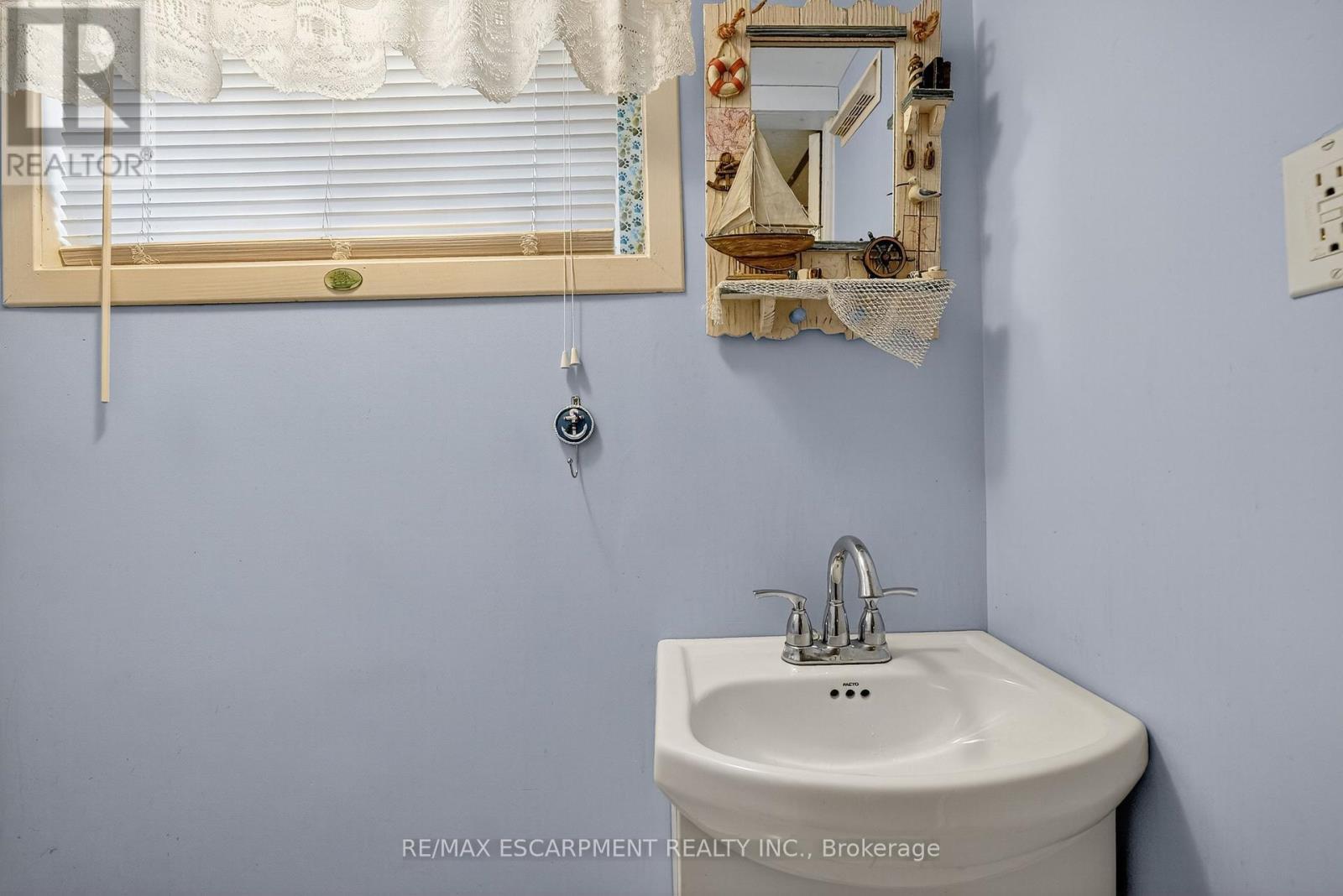 46 Weir Street S, Hamilton, ON - Indoor Photo Showing Bathroom